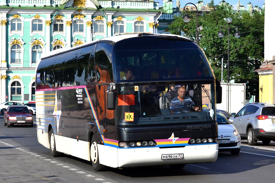 М 696 ОА 77<br />
-Neoplan-